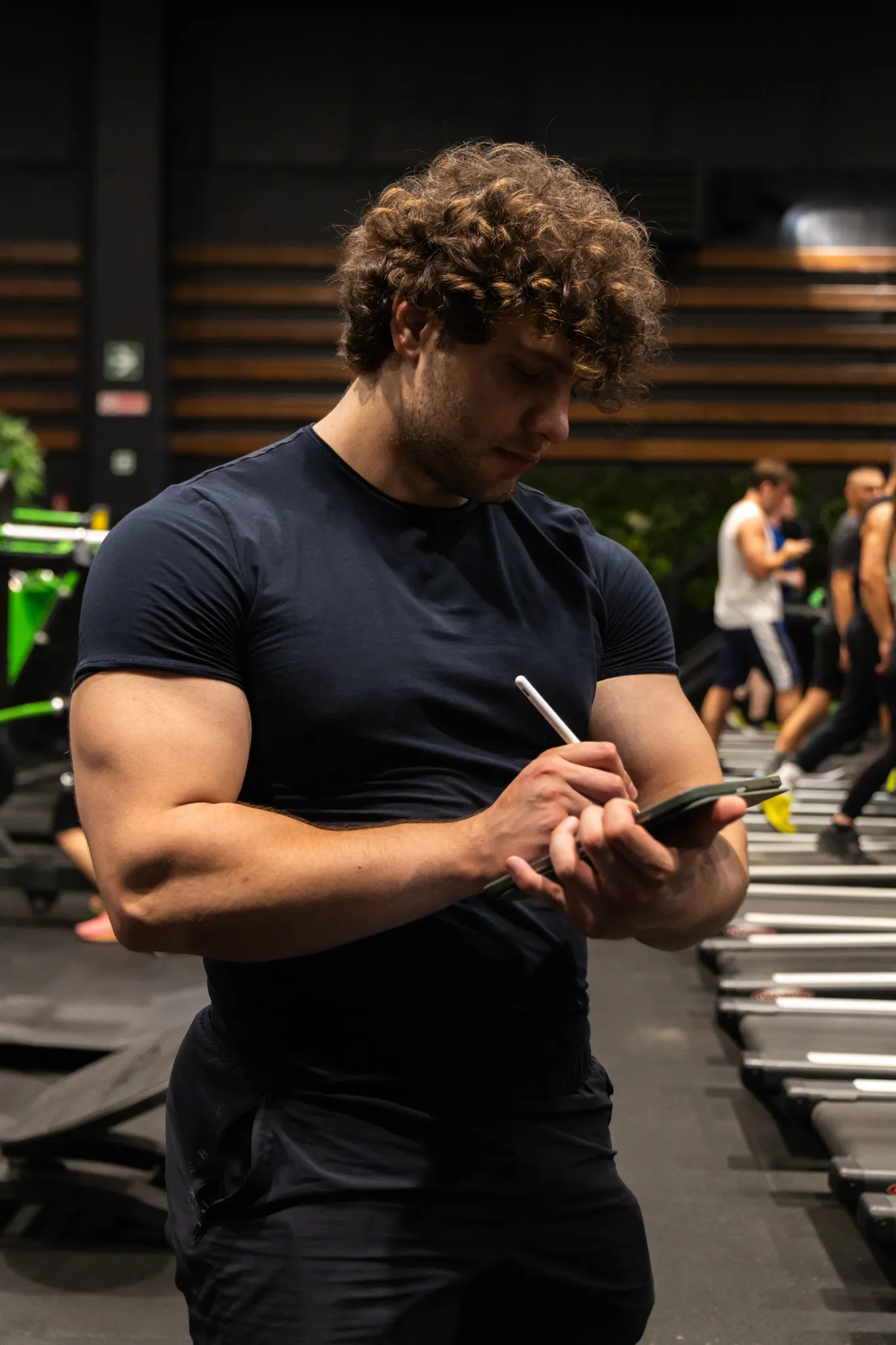 Allenamento pesante con bilanciere per costruire massa
